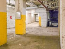 Kuva autohallipaikka 3:sta ovelle päin.