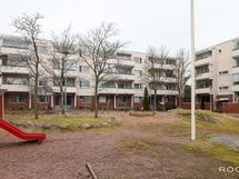 Iso ja hyvin pidetty piha