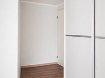 Tilava eteinen. Säilytystilaa eteisen liukuovikaapistossa.