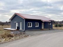 Etupihalle mahtuu useampikin auto - Flera bilar får plats på framgården