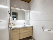 Yläkerran wc-tila on tyylikkäästi toteutettu.