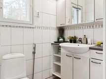 Erillinen wc yläkerrassa