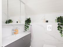 Yläkerran wc on pesuhuoneen yhteydessä.