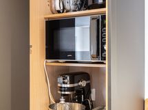 Toisessa aamiaiskaapissa on tila mikrolle