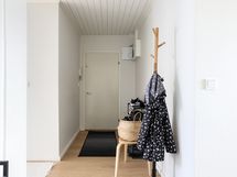 Eteisen kattopanelointiin on upotettu LED-valot