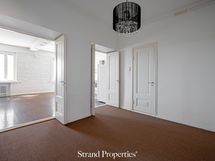 Tilava halli. sisal-matto nyt poistettu
