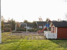 Taloyhtiön leikkipihaa (vehreään aikaan)