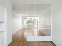 Näkymää ruokailutilasta olohuoneeseen.