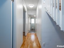 Alakerran eteistä jonka päässä kodinhoitohuone