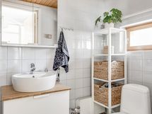 Alakerran kylpyhuone