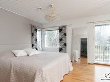 Yläkerran makuuhuone 2