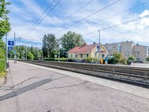 Tuomarilan juna-asemalle vain lyhyt kävelymatka.