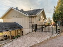 Sisäänkäynti on yläpihan puolelta