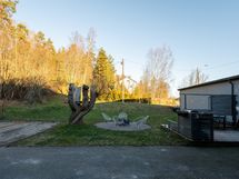 Suojaisa sisäpiha, jossa nurmialueen lisäksi reilusti tilaa pysäköidä.