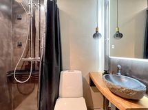 Kylpyhuone on uusittu persoonallisesti ja tyylillä.