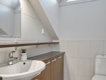 Yläkerran erillinen wc.