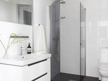 Yläkerran tilava kylpyhuone