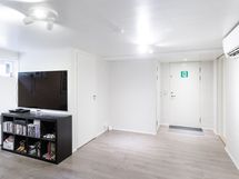 Näkymä huoneesta autotallin ovele