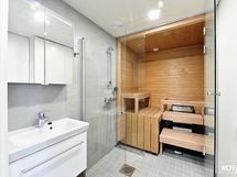 moderni kylpyhuone ja sauna