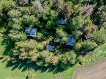 Keijukallionkuja 10 rakennukset ilmasta käsin. 4 tumman harmaata kattoa kuuluvat tälle kiinteistölle