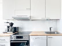 Keittiössä hyvin säilytystilaa ja arkea helpottamassa myös tiskikone.