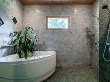 Kylpyhuone porealtaalla