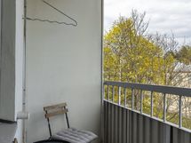 Olohuoneesta on myös käynti parvekkeelle, josta aukeaa hienot kaupunkinäkymät.
