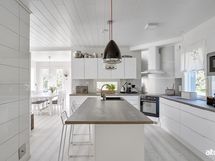 Keittiössä saareke.