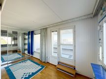 Makuuhuoneessa on peililiukuovikaapisto.