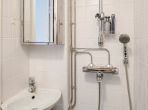 Kylpyhuone nurkasta käsin.