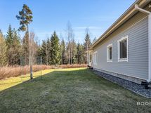 Takapiha rajoittuu metsään - Bakgård gränsar mot skog
