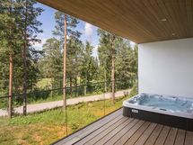 Alakerran terassilla on heti valmis-poreallas