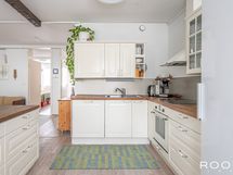 Keittiössä on runsaasti työskentely- ja säilytystilaa ja integroidut kodinkoneet.