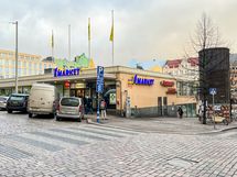 S-Market Kasarmitori on aivan vieressä.