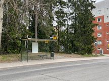Bussipysäkille kävelee kodista vain muutamassa minuutissa.