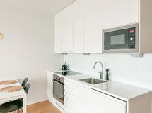 Kaikki tarvittavat kodinkoneet valmiina keittiössä.