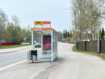 Bussipysäkki läheisellä Maratontiellä.