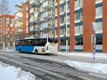 Bussipysäkki on kadun toisella puolella.