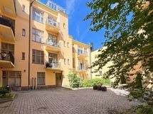 Asunto sijaitsee rauhallisen sisäpihan puolella.