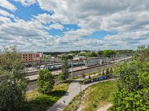 Järvenpää kuuluu HSL-alueeseen ja täältä on sujuvat juna- ja bussiyhteydet mm. pk-seudulle.