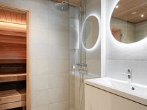 Yläkerran kylpyhuone/sauna