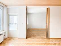 Olohuoneen ja suurimman makuuhuoneen välissä on taitto-ovi