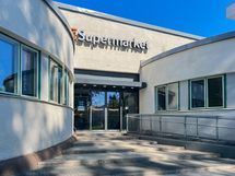 K-supermarket Kasarmi palvelee n. 300 m päässä.