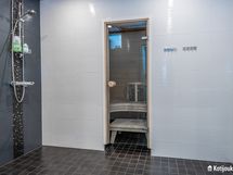 Avara kylpyhuone tuplasuihkuilla.