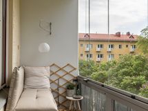 Olohuoneesta pääsee parvekkeelle, josta avautuu vehreät puistonäkymät etelän suuntaan.