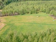 Nurmiratsastuskenttä n. 90m x 90m