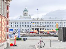 Vain muutaman minuutin kävelymatkan päässä on Esplanadi, kauppatori sekä Kauppahalli