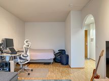 Huoneen puolella on iso alkovi.