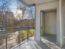 Kanavan läheisyys näkyy parvekkeelta.