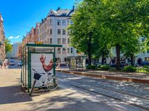 Ratikka ja bussit kulkevat Tehtaankadulla.